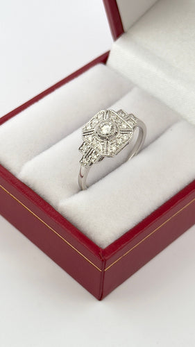 Bague 53 Bague style art déco en or blanc 18 carats et diamants 58 Facettes