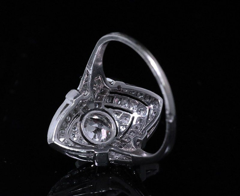 Shuttle ring in platinum and diamonds Art Deco