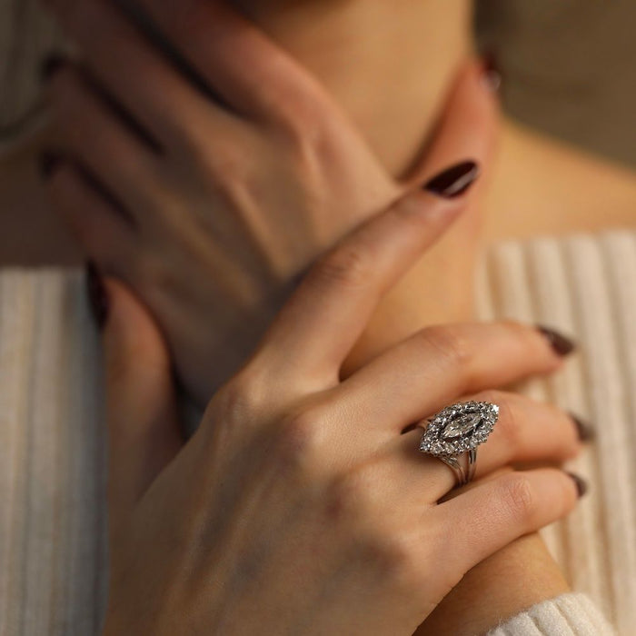 Marquise ring in white gold with brilliant diamonds and navette