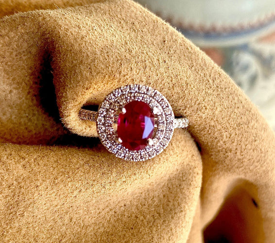 Bague 50 Bague en or blanc, rubis 1,28 Birman et diamants 58 Facettes AB423