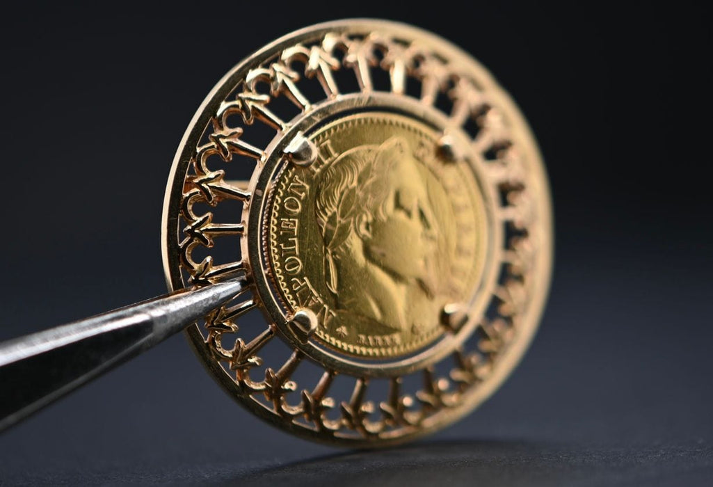 Broche Broche en Or 24 Carats Montée sur Dix Francs Napoléon III 58 Facettes