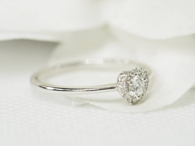 Bague Solitaire en forme de cœur en or blanc et diamants 58 Facettes 24977