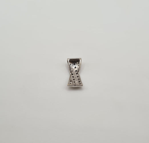 Pendentif Pendentif or blanc serti de diamants blancs et noirs 58 Facettes