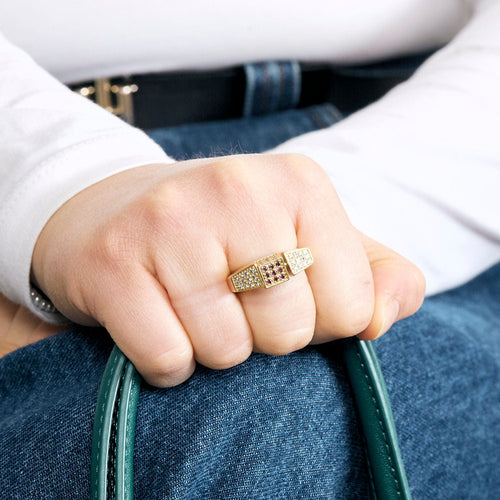 Bague 54 Bague moderne en or jaune, diamants, saphirs, rubis, émeraudes 58 Facettes 250173