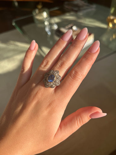 Bague 56 Bague - Or jaune argent, saphir et diamants. 58 Facettes 1055