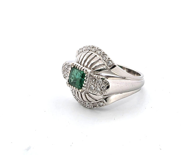 Bague 57 Bague en platine avec émeraude centrale et diamants environnants 58 Facettes