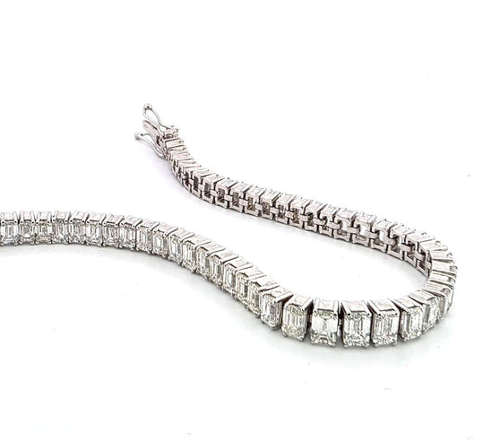 Bracelet Superbe bracelet tennis en platine avec diamants baguette 58 Facettes