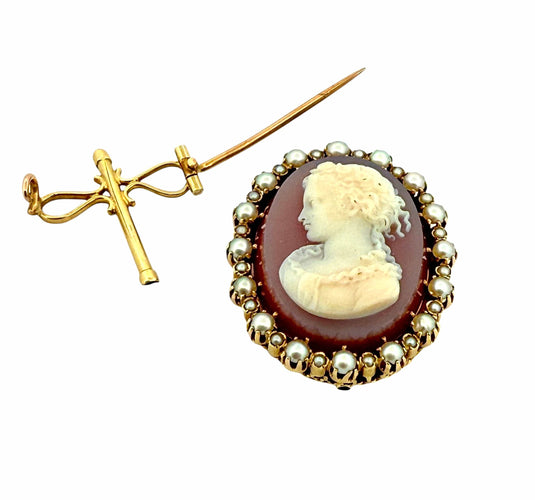 Broche Broche camée ancienne en or 18k et demi-perles – poinçon tête d’aigle – XIXᵉ siècle 58 Facettes