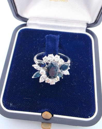 Bague 53 Bague en or blanc avec saphir central et saphirs et diamants sur les côtés 58 Facettes