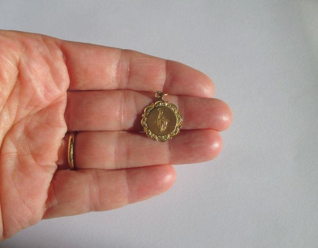 Pendentif Médaille pendentif Vierge Miraculeuse ancienne en or jaune 18 carats 58 Facettes
