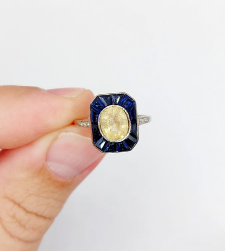 Bague 53.5 Bague Art Déco or blanc, saphir jaune naturel, saphirs calibrés synthétiques et diamants taille roses (circa 1930) 58 Facettes A05730