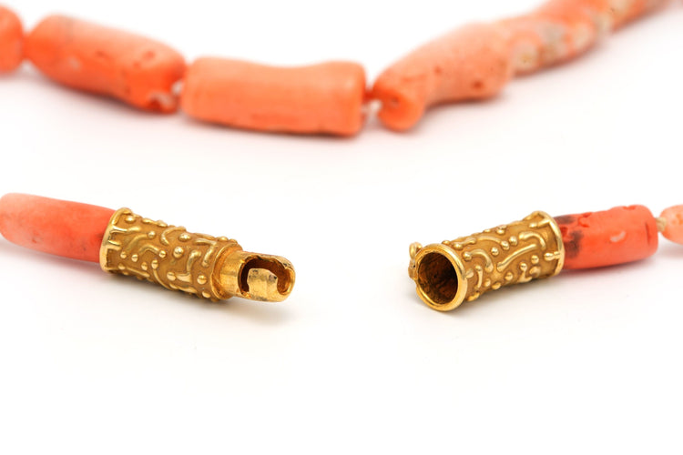 Collier Collier Années 70 en or jaune 18 carats et corail 58 Facettes 21664