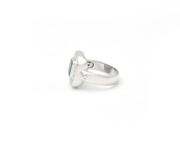 Bague 55 Bague en or blanc avec une émeraude brésilienne de 1,50 ct et des diamants 58 Facettes 14187