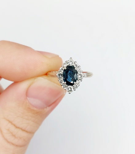 Bague 51 Bague marquise style art déco or blanc ornée d'un saphir naturel et de diamants taille brillants 58 Facettes A04625