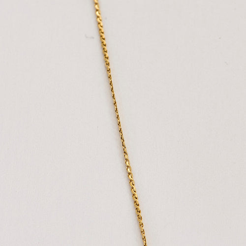 Keltakultainen ja safiirilla koristeltu sydänkaulakoru