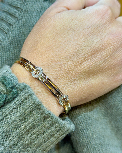 Dubbel C-armband i två guldtoner och diamanter 