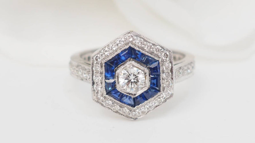 Bague 53.5 Bague hexagonale, saphirs calibrés et diamants 58 Facettes 32645