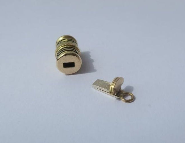 Fermoir cylindrique godronné émaillé 58 Facettes