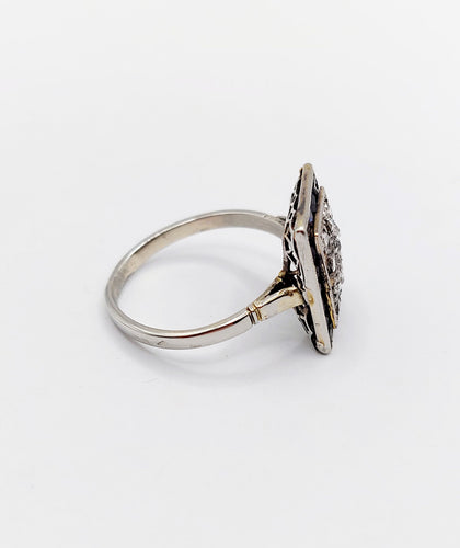 Pierścionek marquise art déco z białego złota 18k z diamentami i szafirami kalibrowanymi (około 1920) 