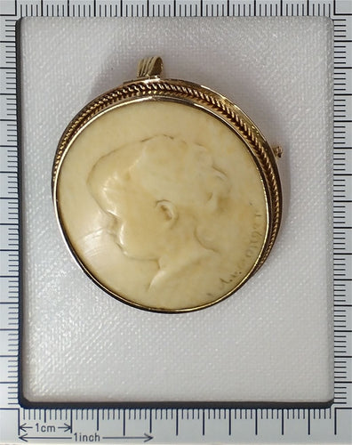 Broche Broche camée portrait en ivoire signée A. v. Dongen en or, vers 1900 58 Facettes 25321-0183