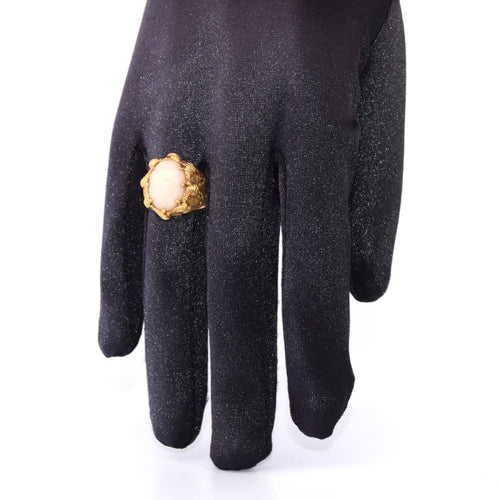 Bague 53 Bague en or jaune et corail rose des années 1950 58 Facettes