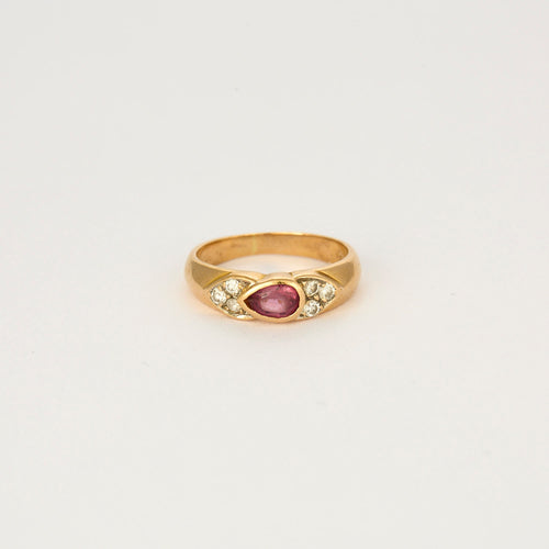 Anel de ouro amarelo com safira rosa e diamantes