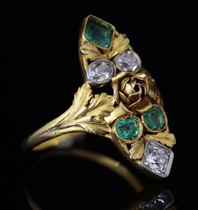 Anillo estilo marquesa Art Nouveau de oro, esmeraldas y diamantes