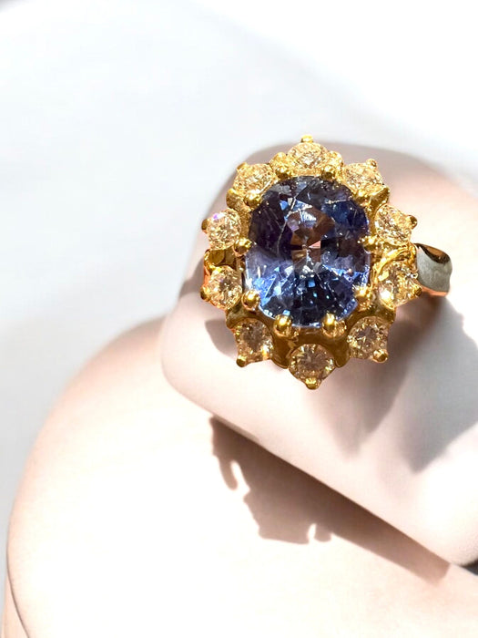 Yellow gold ring with Ceylon sapphire and diamond pavement