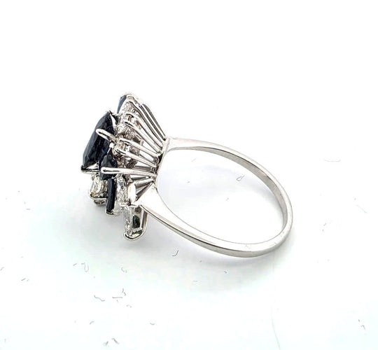 Bague 53 Bague en or blanc avec saphir central et saphirs et diamants sur les côtés 58 Facettes