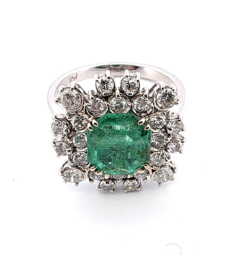 Bague 55 Magnifique bague en or blanc avec une émeraude centrale et des diamants tout autour. 58 Facettes