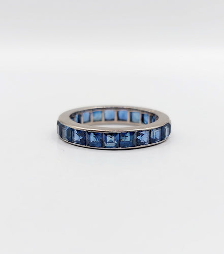 Bague 51 Alliance américaine or blanc, saphirs bleus calibrés synthétiques (circa 1950) 58 Facettes A06111