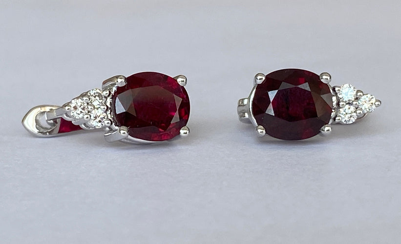 Boucles d'oreilles Boucles d'oreilles puces exquises en or blanc, serties d'un rubis rouge de 4,32 carats et de diamants 58 Facettes