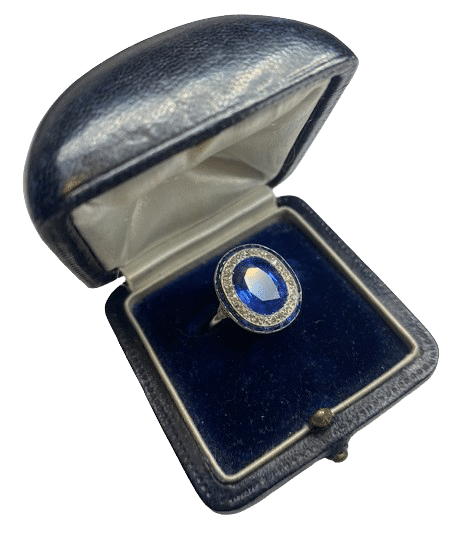Art deco ring in platinum, diamonds and Burmese sapphire