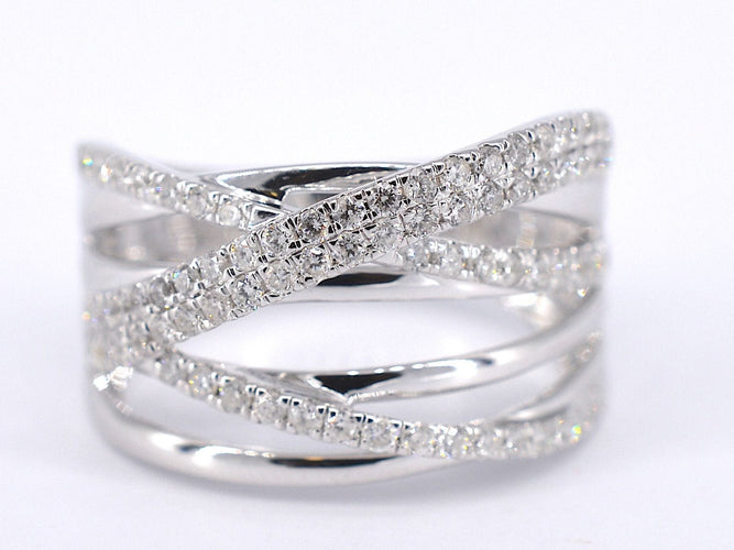 Parlak kesim pırlantalarla beyaz altın tasarım yüzük 