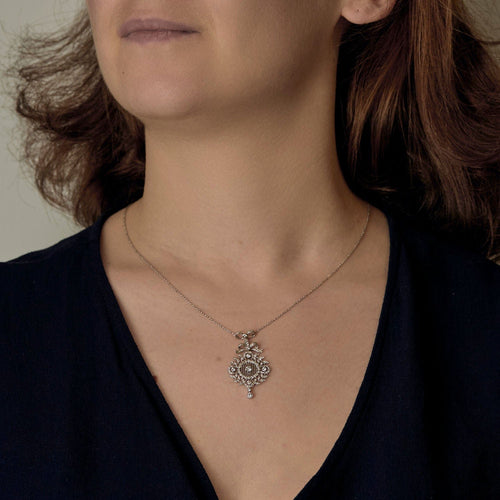 Collier Collier en or blanc et diamants 58 Facettes GU290-1