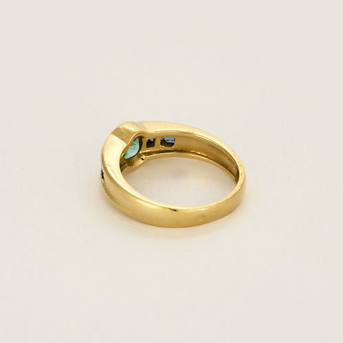 Ring i gult guld, smaragd och syntetiska kalibrerade safirer 