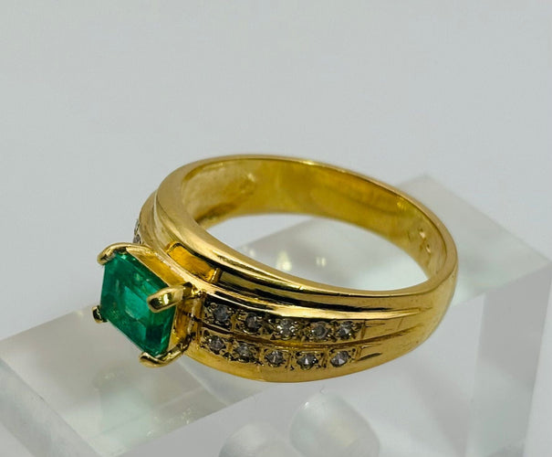 Bague 59 Bague en or jaune avec une émeraude centrale et des diamants. 58 Facettes 50251