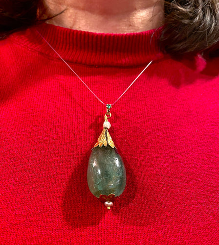 Pendentif Pendentif en or jaune orné d’une importante émeraude et de perles 58 Facettes AB479