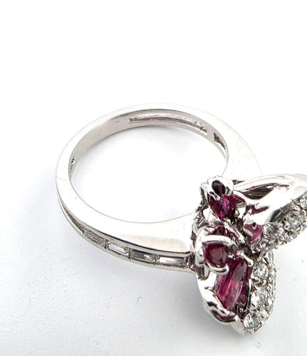 Bague 51 Bague en or blanc avec rubis et diamants 58 Facettes
