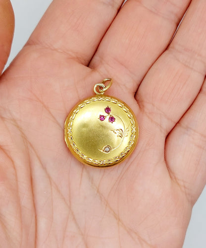 Pendentif Pendentif porte-photo antique fleur en or 18k avec diamant et rubis vers 1910 58 Facettes A06431