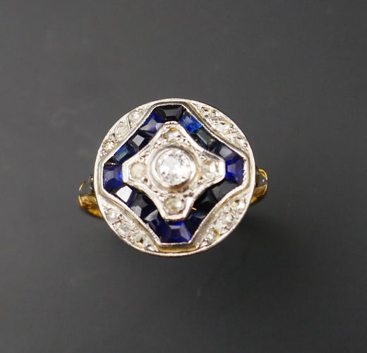 Bague 53 Bague Art Déco en or jaune/blanc, diamants et saphirs calibrés. 58 Facettes C54-02