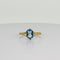 Anillo de oro amarillo con topacio azul ovalado 