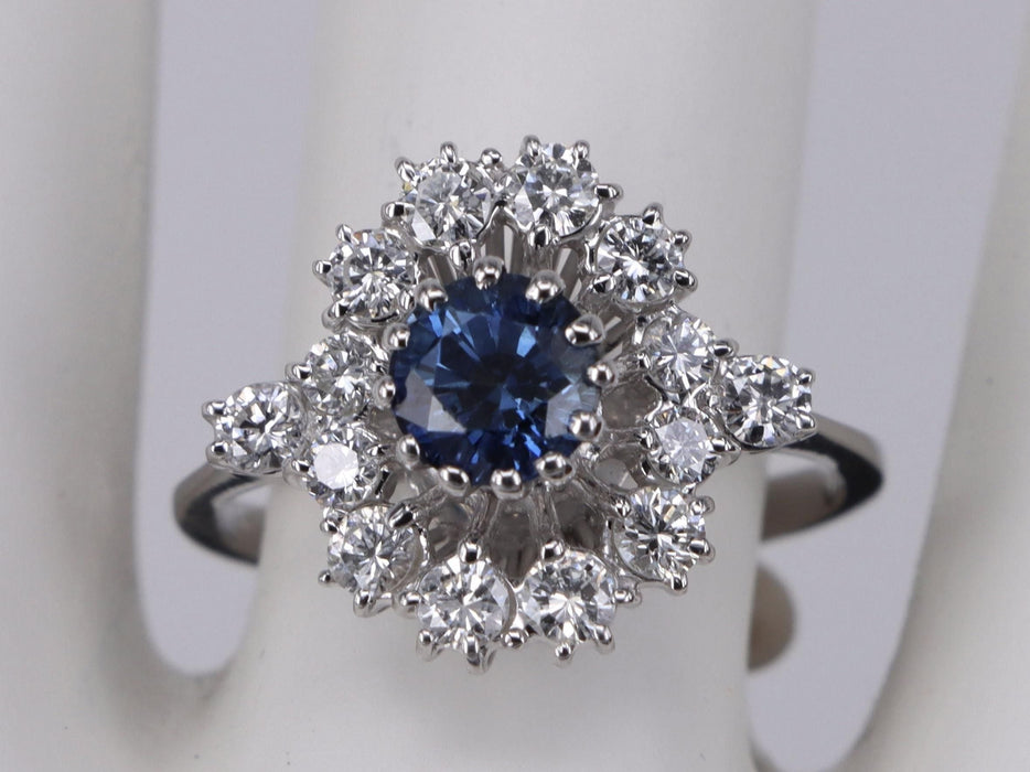 Blauwe saffier en diamanten ring in wit goud