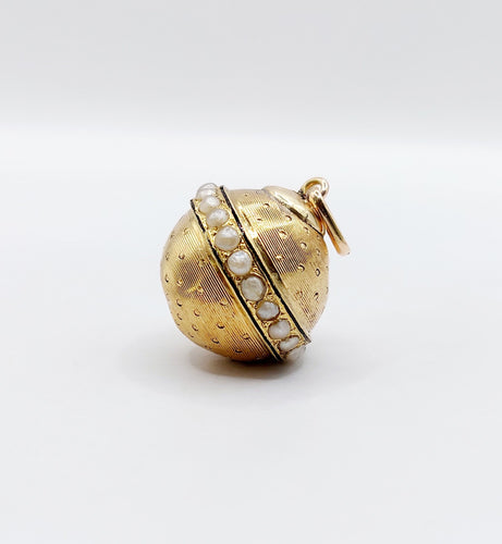 Pendentif Pendentif victorien or jaune sphère, perles et émail noir 58 Facettes A05589