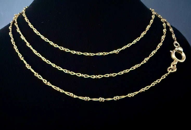 Colar comprido em ouro amarelo com um comprimento de 136 cm 