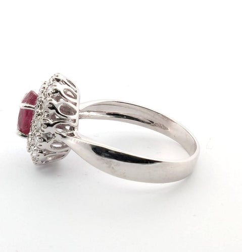 Prsten z bílého zlata s diamanty a centrálním rubínem
