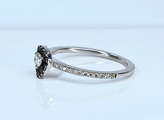 Bague 52.5 Bague solitaire or blanc, diamants blancs et diamants noirs. 58 Facettes AB509