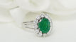 Bague 55 Bague entourage en or blanc, émeraude ovale et diamants 58 Facettes 32326