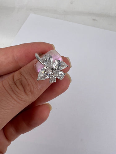 Bague Bague en or blanc 18 carats avec fleur solitaire en diamant 58 Facettes P756