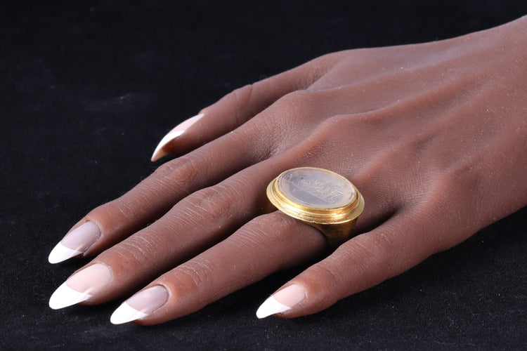 Bague 56 Classicisme satirique d'une bague en or du XVIIIe siècle : Le Triomphe de Priape 58 Facettes 19087-0061